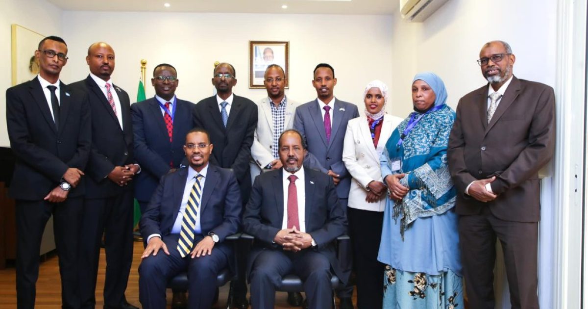 Madaxweyne Xasan Sheekh oo booqday xarunta Safaaradda Soomaaliyeed ee dalka Masar