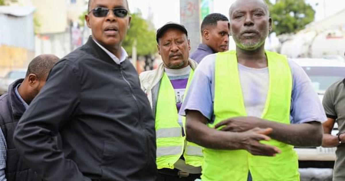 Duqa Muqdisho oo kormeeray qaar ka mida wadooyinka Caasimadda