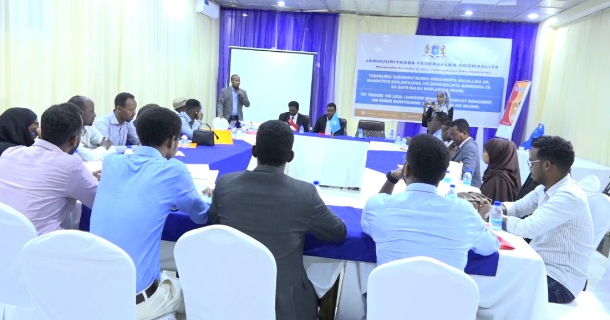Tababar maareeynta khilaafaadka ku saabsan oo maanta Muqdisho laga furey +Sawirro