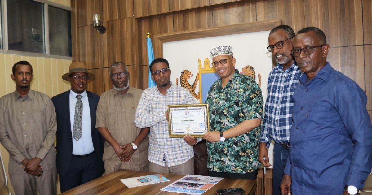 Wasiirka Warfaafinta oo guddoonsiiyey Shahaado Sharaf Madaxda Shirkadda Somprint