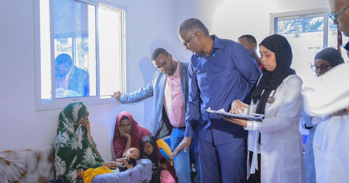 Ergeyga Abaaraha Oo Kormeeray Xaladda Carruur ku jirto Isbitaalka Martiini