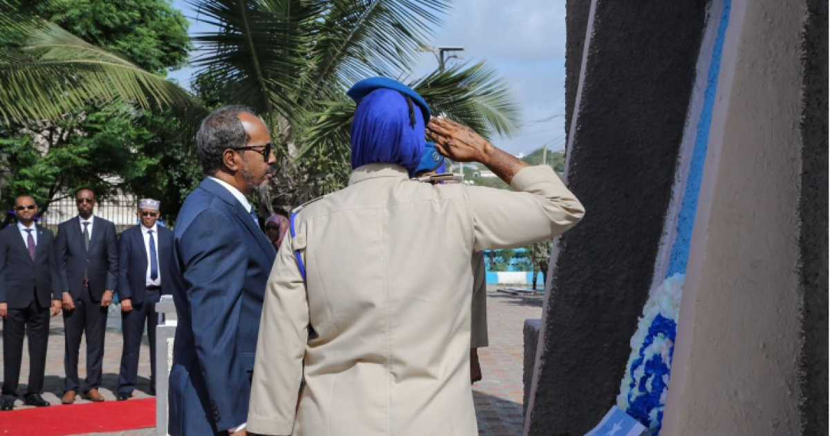 Madaxweynaha Dalka oo ubax dhigay taalada Daljirka Dahsoon “SAWIRRO”