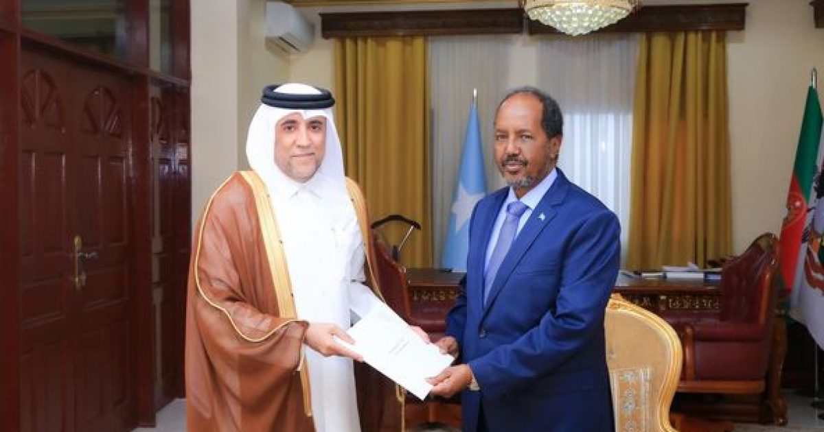 Sawirro: Madaxweyne Xasan Sheekh oo safiirka Qatar ka gudoomay dhambaal uu ka siday Amiirka dalkiisa