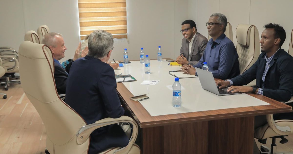 Ergeyga Arrimaha Abaaraha Oo Kulan La Qaatay Safiiradda Uk iyo US