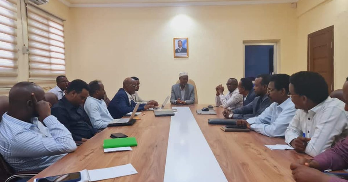 Wasiir Ku-Xigeenka Wasaaradda Amniga Gudaha Oo Kulan Sagootin Ah La Qaatay Agaasimayaasha