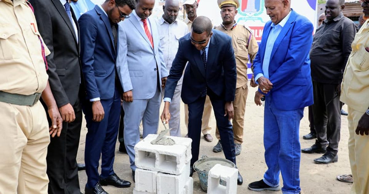 Guddoomiyaha Gobolka Banaadir oo dhagax dhigay dhismaha waddo muhiim ah