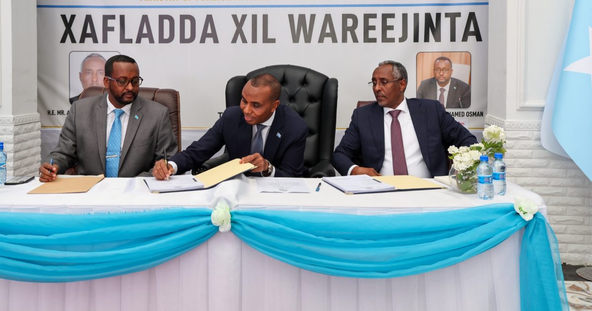 Ra’iisul Wasaare Xamsa Oo Xilka U Kala Wareejiyey Wasiirka Cusub Ee Arrimaha Dibedda Iyo Ku-Simaha Wasiirkii Hore