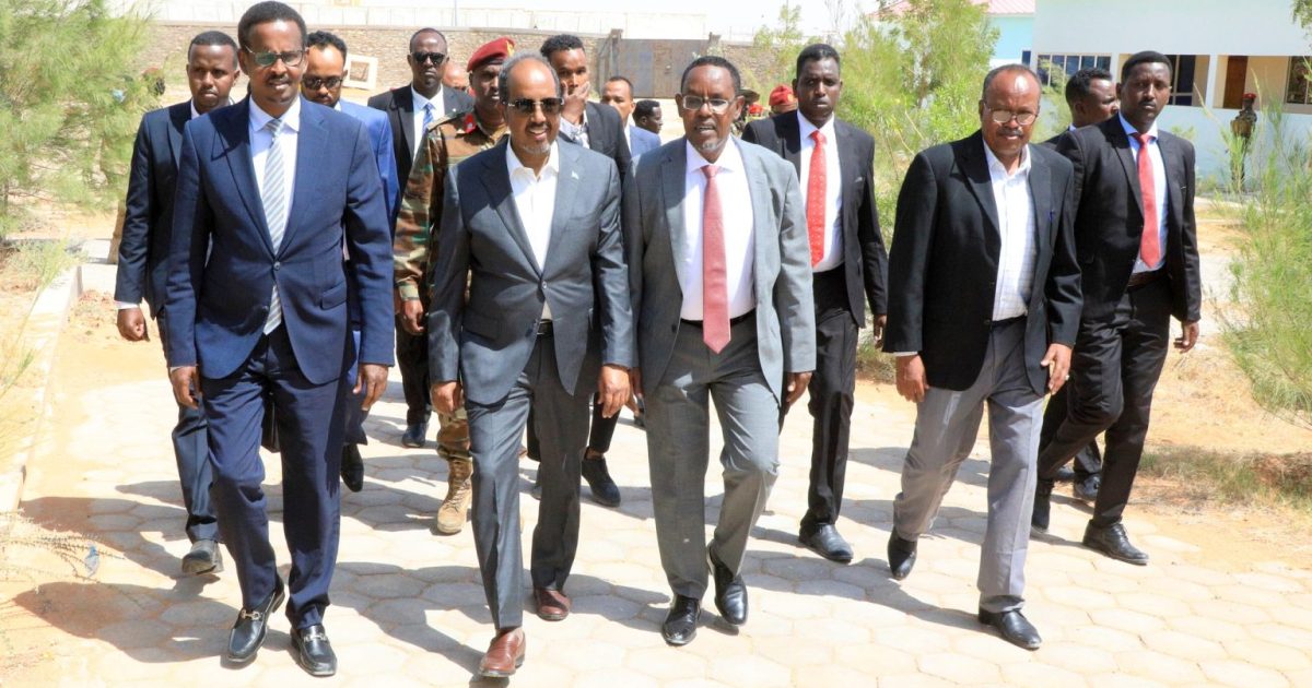 Madaxweyne Xasan Sheikh oo kormeeray wasaaradda maaliyadda iyo xarunta Bankiga maamulka Puntland+Sawirro