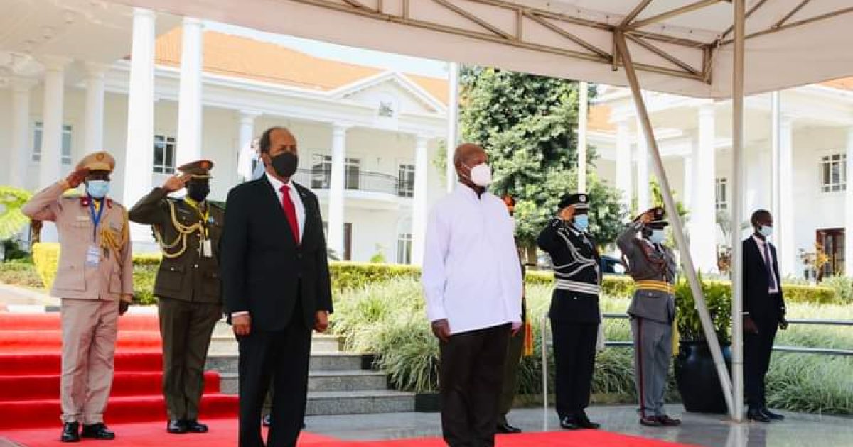 Madaxweyne Xasan Sheekh Iyo Dhiggiisa Dalka Uganda Oo Yeeshay Wada Hadallo Miradhal Ah