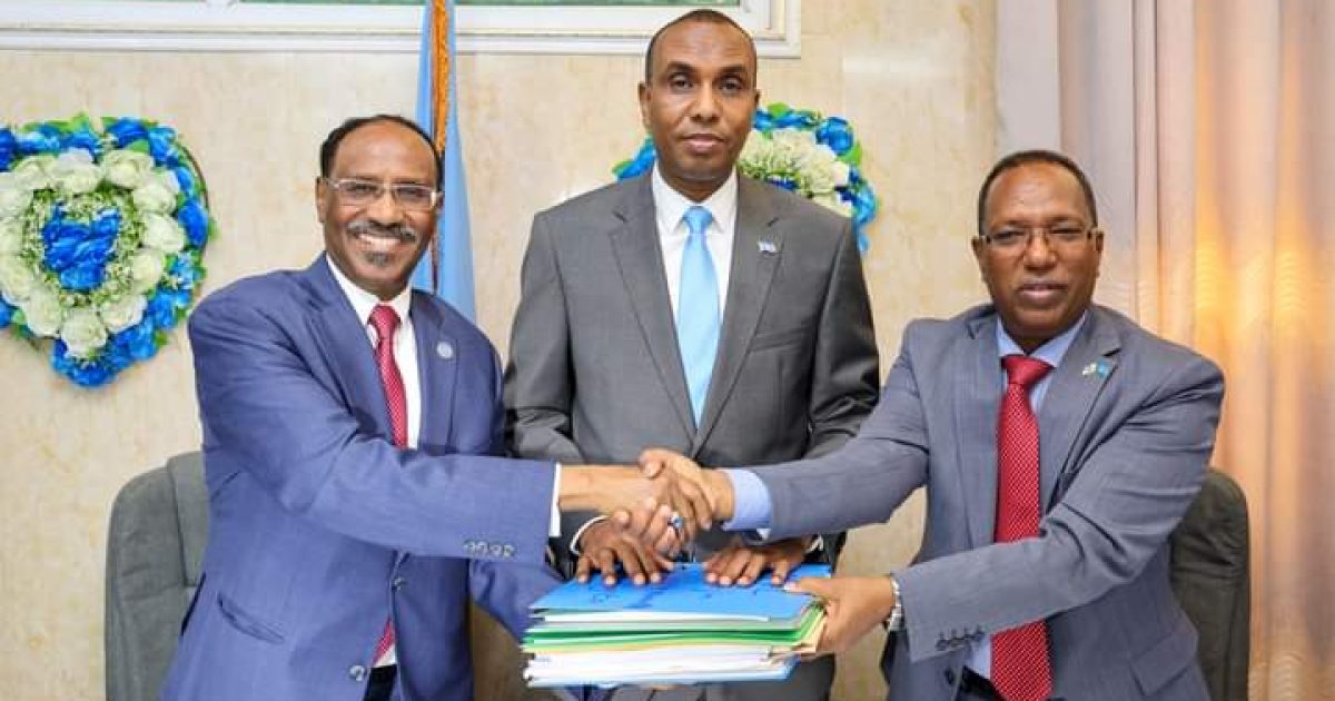 Ra’iisul Wasaare Xamse Oo Xilka U Kala Wareejiyay Wasiirka Cusub Maaliyadda iyo Wasiirkii Hore