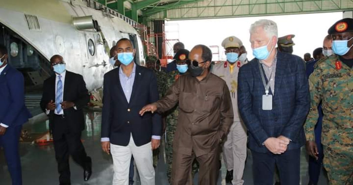 Madaxweyne Xasan Sheekh Oo Booqday Warshadaha Soo Saara Qalabka Ciidamada Uganda