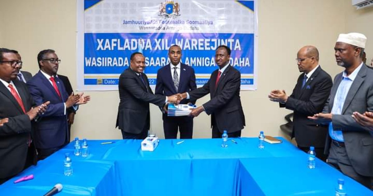 Wasiirka cusub ee wasaaradda amniga oo xilka la wareegay