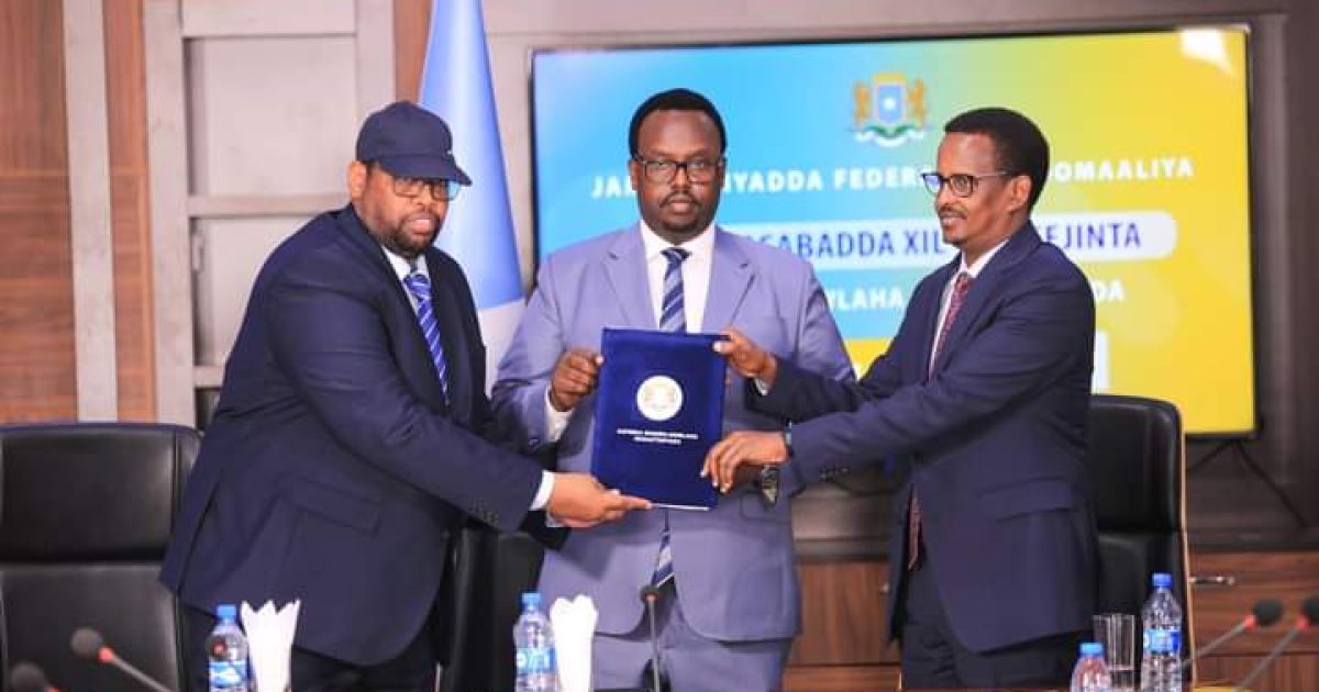 Abshir Bukhaari Oo La Wareegay Xilka Wasiiru Dowlaha Madaxtooyada Qaranka