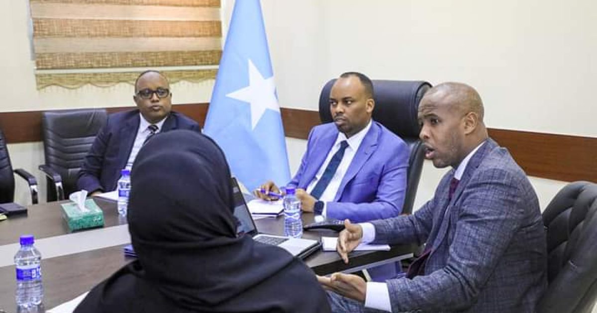 Wasiiru Dowlaha W/Arrimaha Gudaha oo kulan la yeeshay agaasimeyaasha wasaaradda