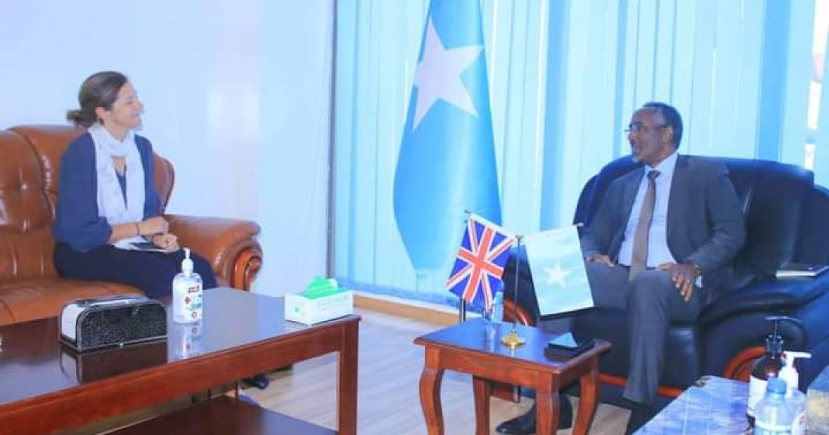 Wasiirka Arrimaha Dibadda Soomaaliya Oo Kala Hadlay Safiirka Britain Xoojinta Iskaashiga