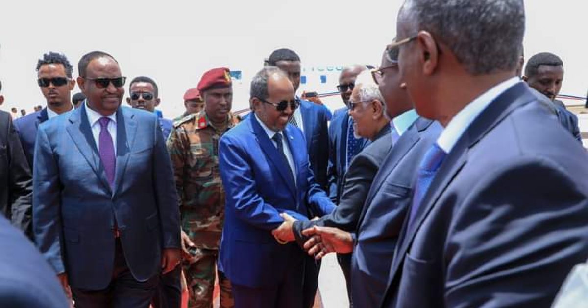 Madaxweynaha Dalka oo si diirran loogu soo dhaweeyay Garoowe “SAWIRRO”