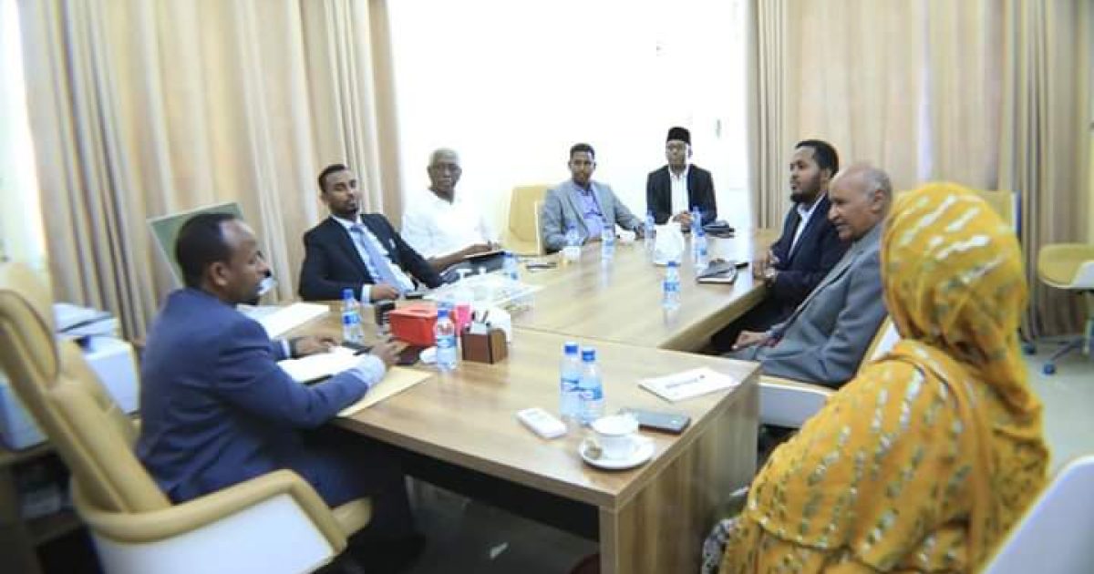 Wasiirka Caafimaadka Oo Qaabilay Safiirka Jaamacadda Carabta Ee Soomaaliya