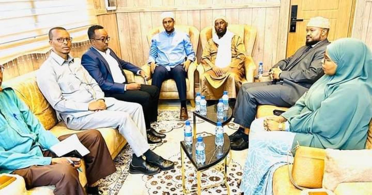 Wasiirka Awqaafta iyo Arrramaha Diinta oo soo dhaweeyay Guddiga Garsoorka