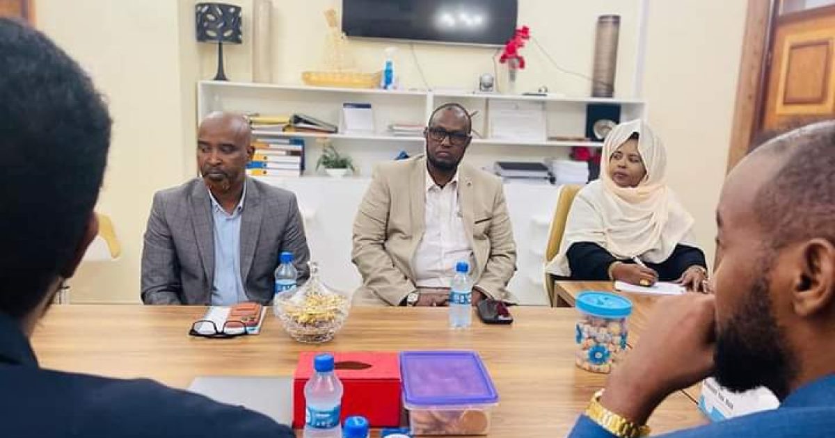 Wasiirka Caafimaadka Oo Qaabilay Madaxda Midowga Bangiyada