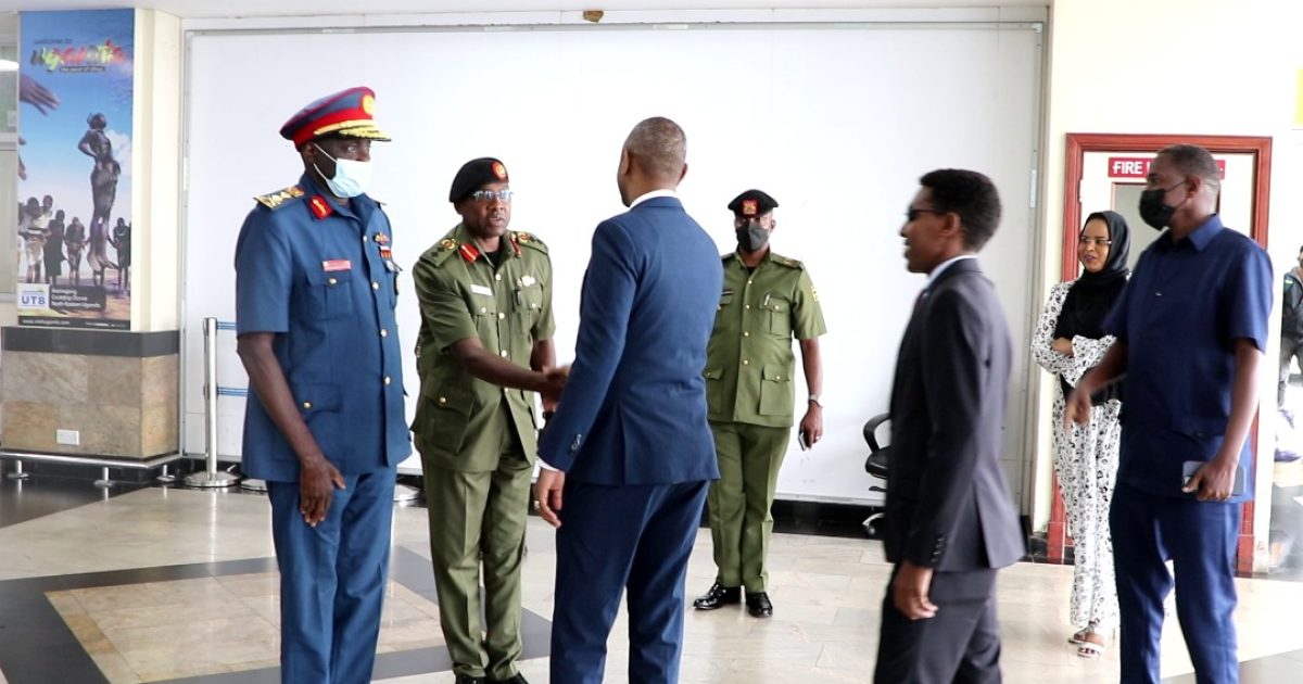 Wafdi Uu Hogaaminayo Wasiirka Difaaca Oo Gaaray Uganda