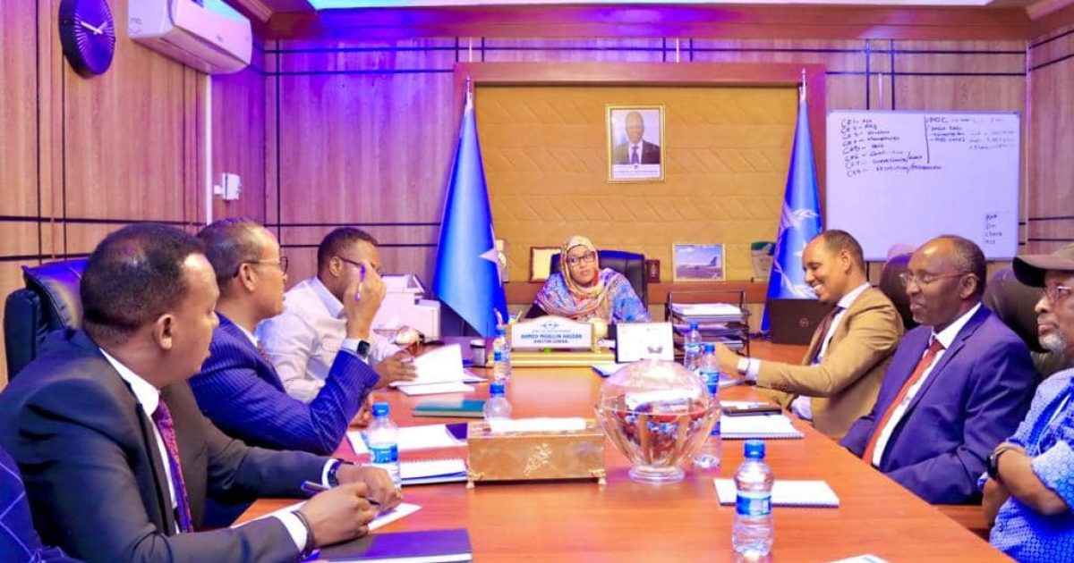 Wasiirka Gaadiidka XFS oo shir la qaadatay maareyaha Hay’adda Duulista Rayidka ah.