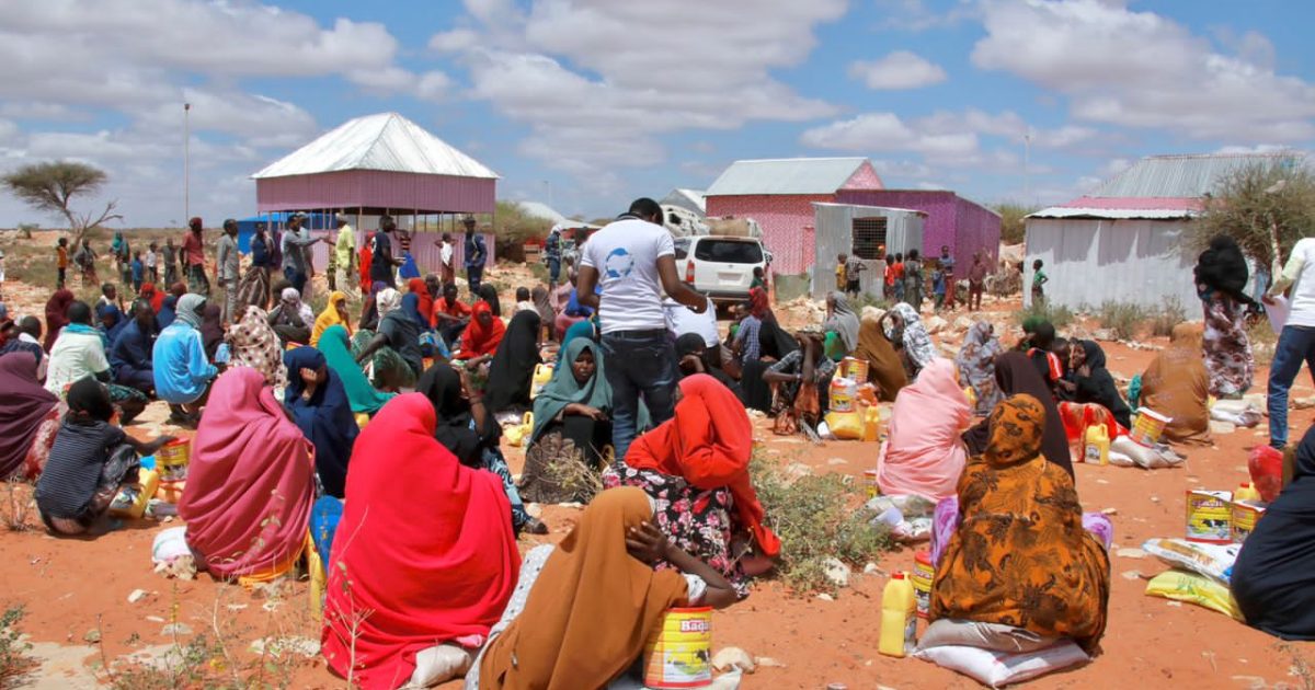 Dad ka soo hayaamay abaaraha oo deeq raashin ah la gaarsiiyay