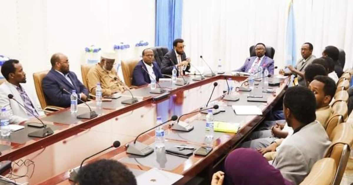 Wasiirka Isgaarsiinta iyo Teknolojiyada oo Shir la qaatay Madaxda Shirkadaha Isgaarsiinta