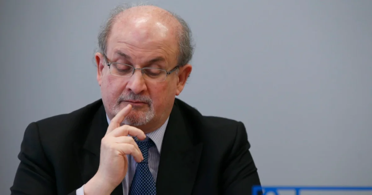 Qoraagii buugga “Aayadaha Shaydaanka” Salman Rushdie oo New York lagu weeraray