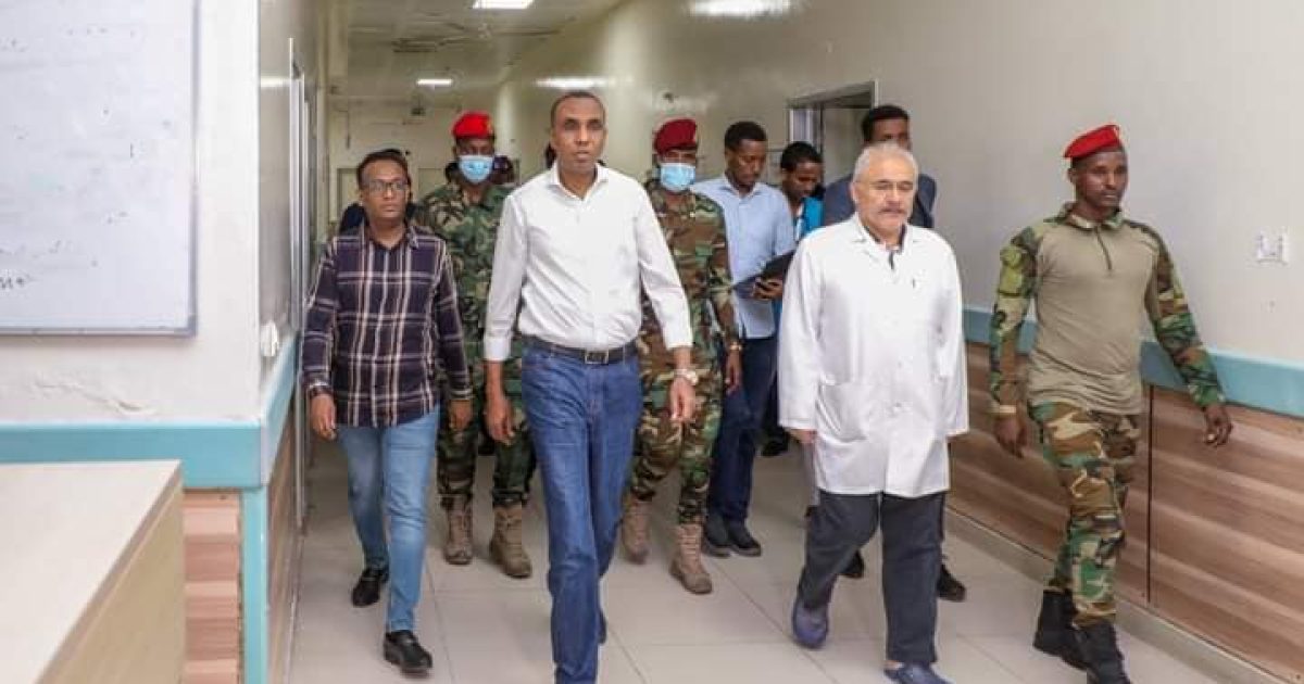 Ra’iisul Wasaare Xamse oo isbitaallada ku booqday dadkii ku dhaawacmay weerarkii argagixisadu ku qaadday hotelka Xayaat