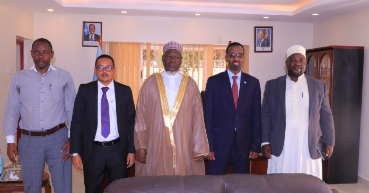 Safiirka Soomaaliya u fadhiya Yugaandha oo kulan ka qaatay muftiga guud ee dalkaas