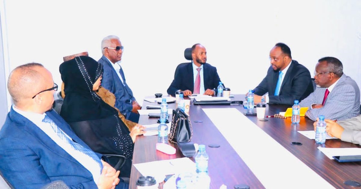 Wasiirka Wasaaradda Hawlaha Guud Oo Kulan La Qaatay Guddiga Gaadiidlayda