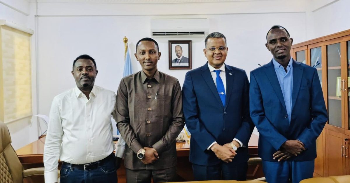 Wasiirka Beeraha XFS Oo Safar Shaqo Ku Jooga Dalka Sudan Oo Booqday Safaaradda Soomaliya Ee Dalka Suudaan