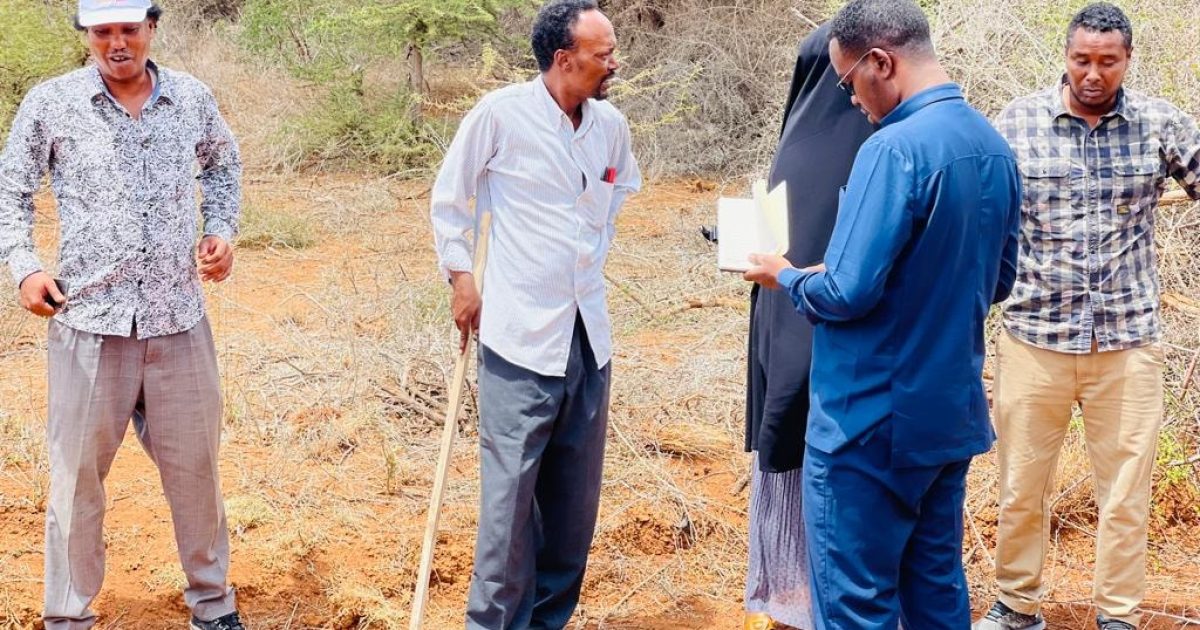 Guddoomiyaha Degmada Xudur Oo Kormeerey Dhismaha Warta Lagu Keediyo Biyaha