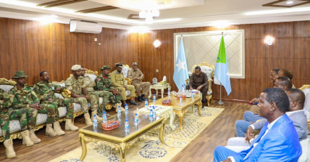 Madaxweynaha Hirshabeelle oo Saraakiisha ciidamada faray in la xoreeyo deegaanada fara ku tiriska ee gacanta cadowga ku jira+Sawirro