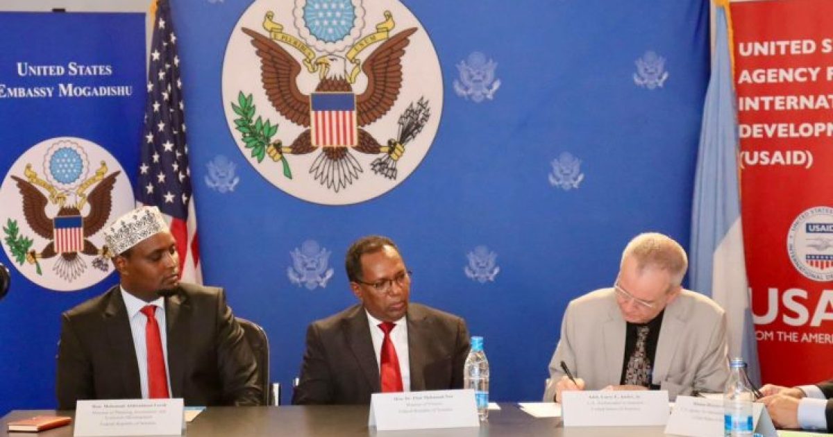 Soomaaliya iyo Maraykanka oo kala saxiixday heshiis dhaqaale