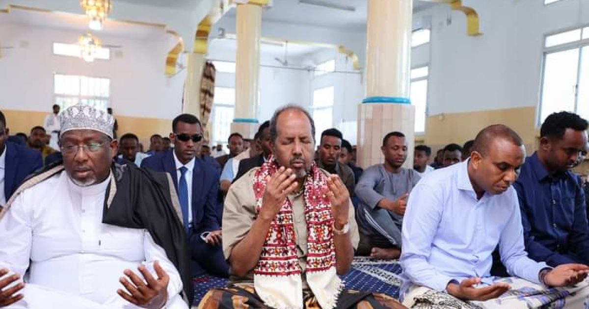 Madaxda Qaranka oo Salaadda Jumcada ka dib Dalka si wadajir ah ugu duceeyay