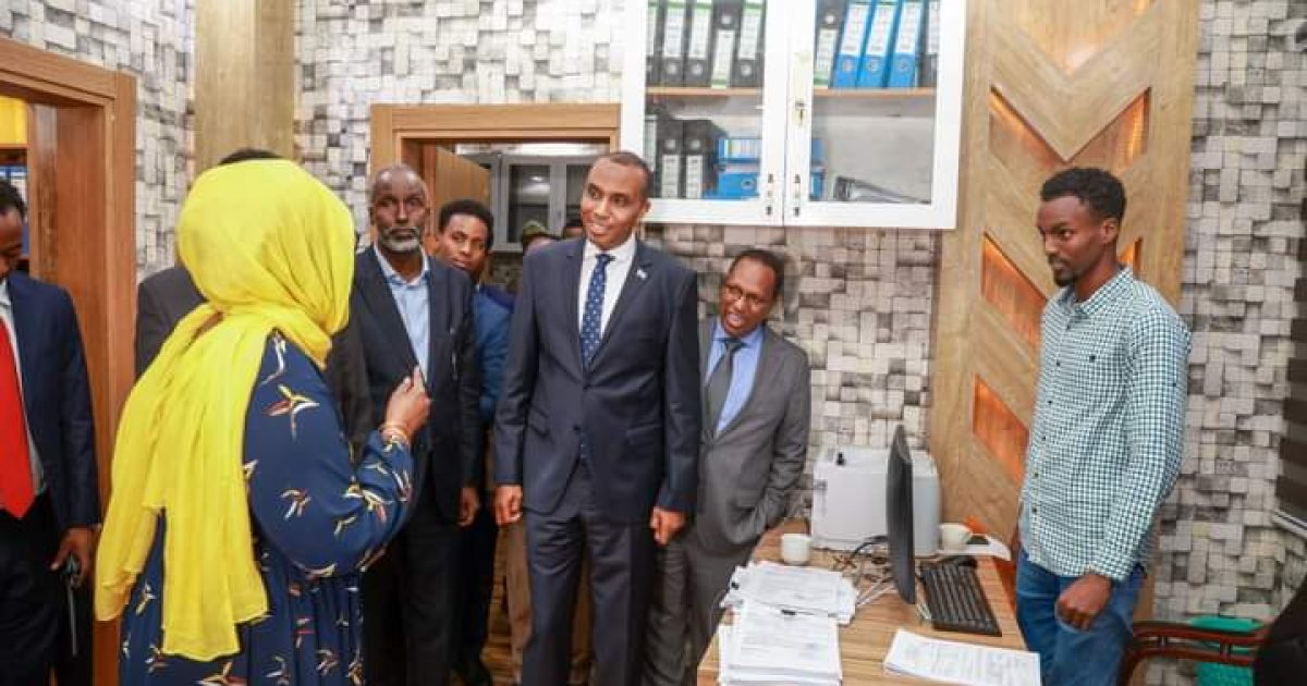 Ra’iisul Wasaare Xamse Oo Kormeeray Wasaaradda Maaliyadda Iyo Bangiga Dhexe