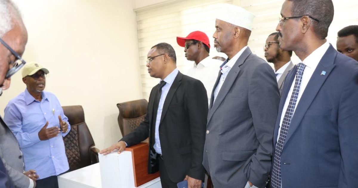 Wasiirka Ganacsiga iyo Mas’uuliyiin Kale Oo Kormeeray Dekadda Muqdisho