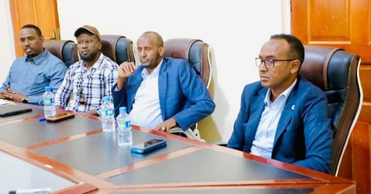 Guddoomiyaha Hay’adda Maareynta Musiibooyinka Qaranka Oo La Kulmay Mas’uuliyiin KaTirsan KG