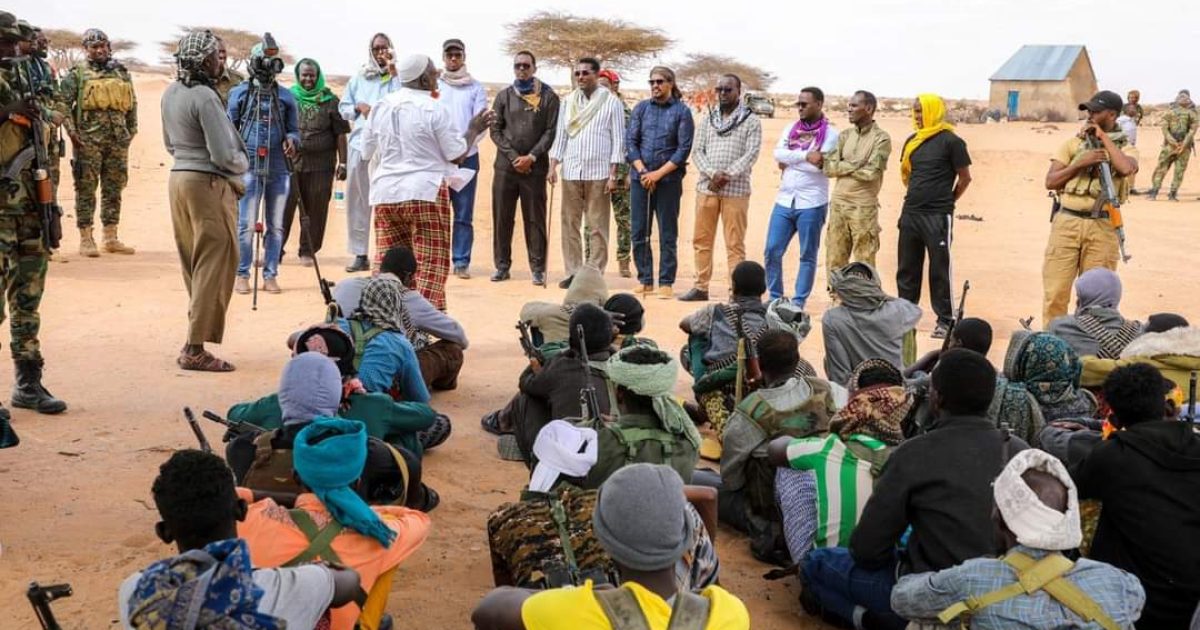 Madaxweynaha Galmudug Oo Bogaadiyey Shacab Is Abaabulay Oo Uu La Kulmay