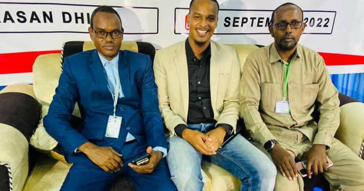 Wasiirka Ganacsiga Hirshabeelle Oo Bogaadiyey Guddoomiyaha Rugta Ganacsiga Gobalka Hiiraan