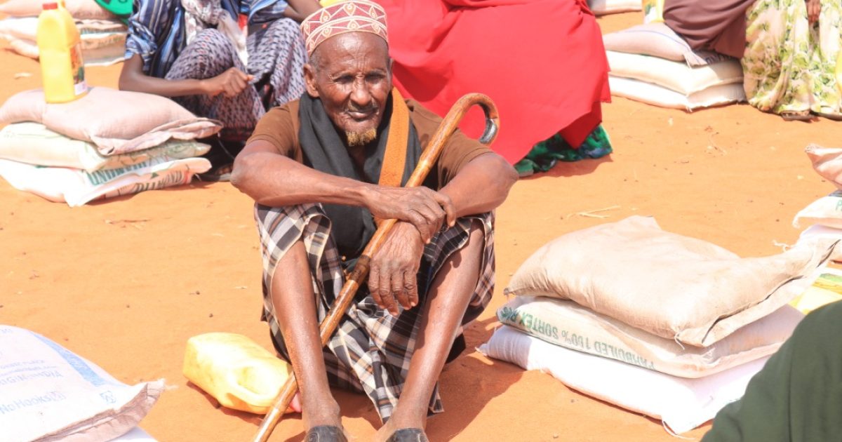 Muwaadin Soomaaliyeed oo deeq gaarsiiyay dad ay abaartu saameesay “SAWIRRO”