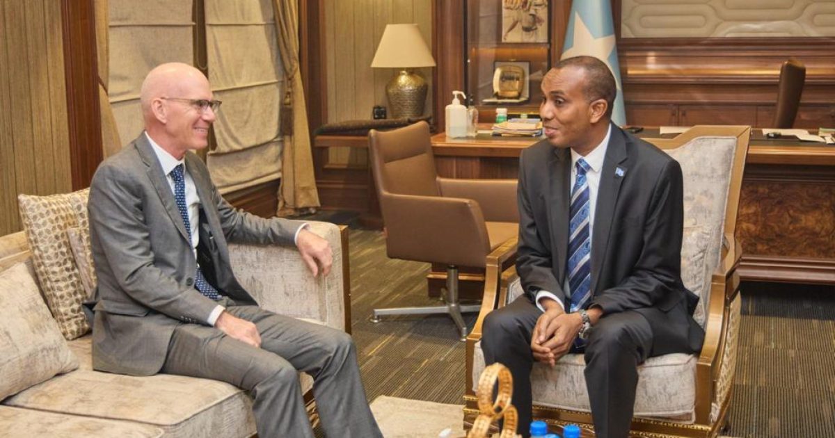 Ra’iisal wasaare Xamsa oo xafiiskiisa ku qaabilay James Swan+Sawirro