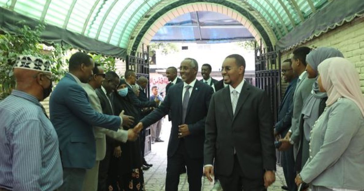 Wasiirka arrimaha dibedda XFS oo booqday safaaradda Soomaaliya ee Qaahira