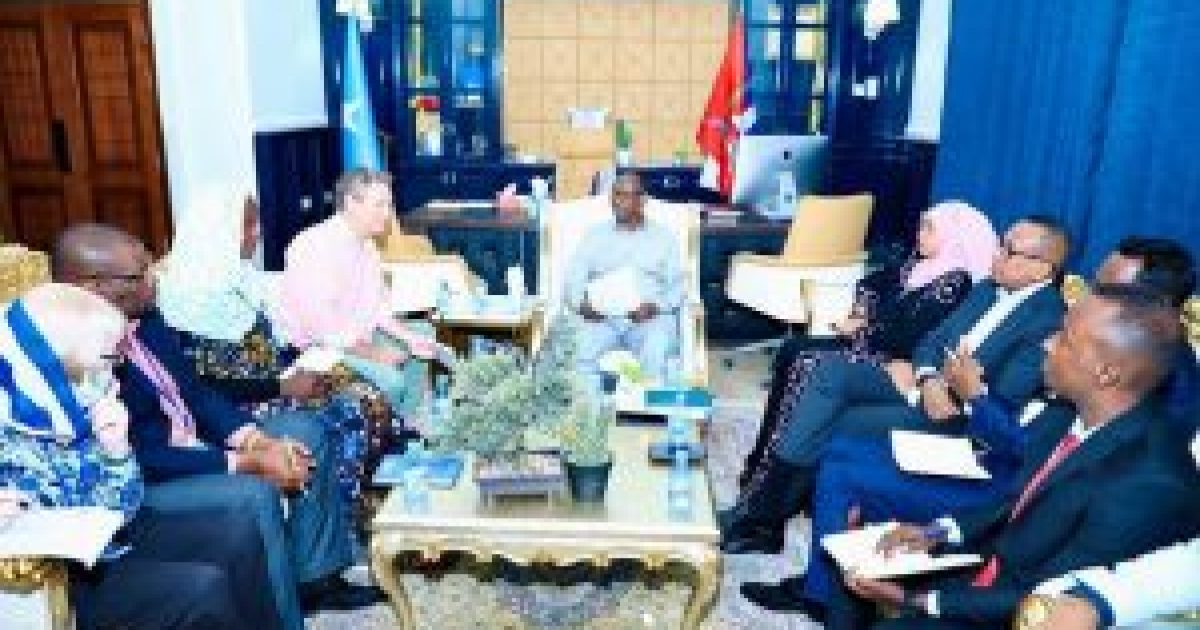 Guddoomiyaha Gobolka Banaadir oo kulan la qaatay wafdi uu hoggaaminayay Madaxa Barnaamijka horumarinta Dowladaha Hoose ee UN-JPLG