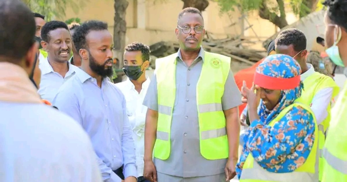 Wasiirka Caddaaladda Oo Labo Gaari Geeyay Goobihii Ay Ka Dheceen Weerarkii Argagixisonimada