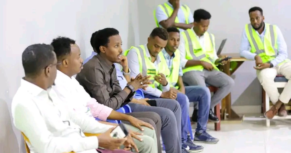 Wasiirka Dhallinyarada Oo Bogaadiyey Dhallinyaro U Istaagay Gurmadka