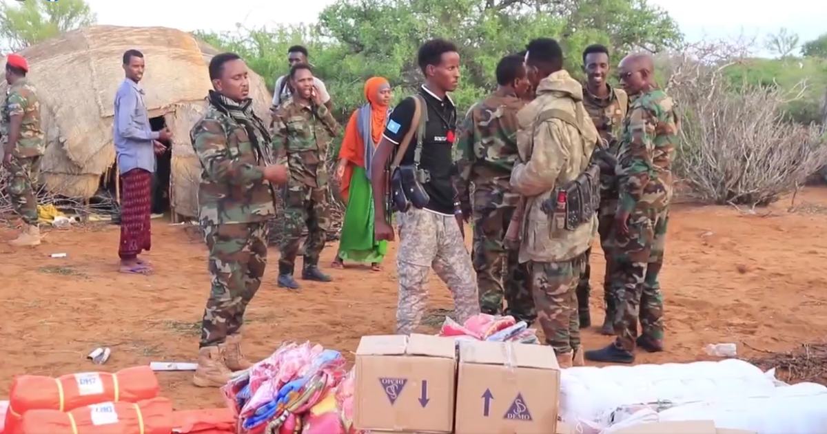 Guddoomiyaha degmada Matabaan oo deeq kala duwan gaarsiiyay degaanka Moqokori+Sawirro