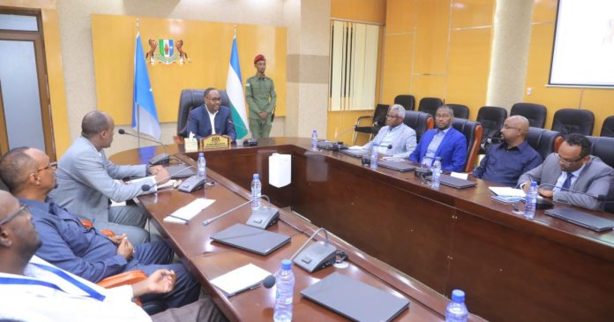 Madaxweynaha Puntland oo kulan la qaatay Ururada siyaasadda maamulkiisa