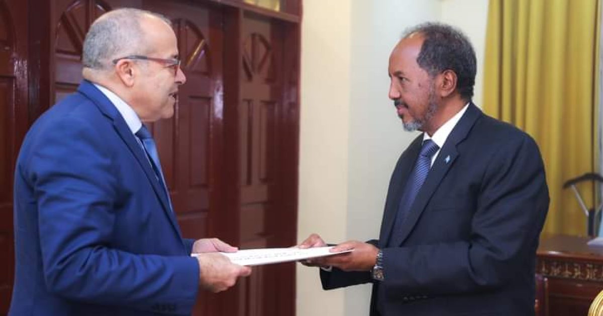 Madaxweyne Xasan Sheekh Oo Ka Guddoomay Wasiirka Isgaarsiinta Dalka Algeria Dhambaal Uu Uga Siday Madaxweynaha Dalkaas